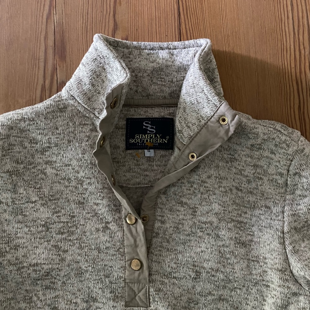 Simply Southern women’s pullover, size small.